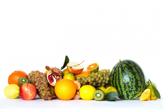 Fruits et légumes de saison isolés sur fond blanc.