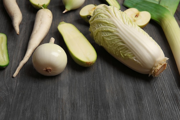 Fruits et légumes sur une table en bois