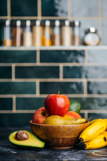 Photo fruits et légumes sur la table de la cuisine pour les smoothies aux fruits, les jus et les boissons. cuisiner des aliments végétariens sains à la maison. concept d'aliments sains et sains