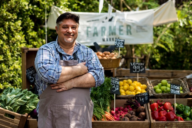 Fruits et légumes vendant des produits agricoles frais biologiques au marché fermier