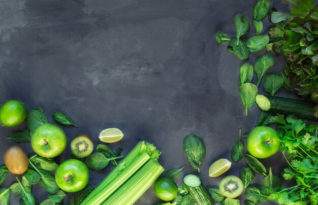 Fruits et légumes verts biologiques frais. Ingrédients pour smoothie vert sur fond de béton gris. Vue de dessus. Copiez la zone de l'espace.