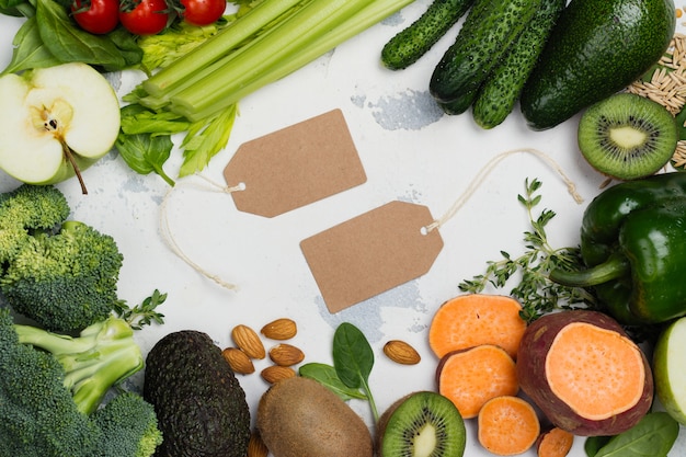 Fruits et légumes verts sur fond blanc