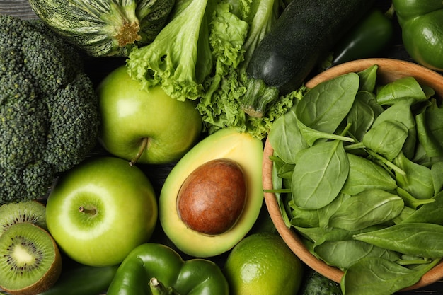 Fruits et légumes verts sur fond de bois