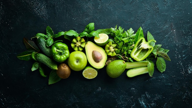 Fruits et légumes verts frais Aliments biologiques Style rustique Vue de dessus Espace libre pour le texte