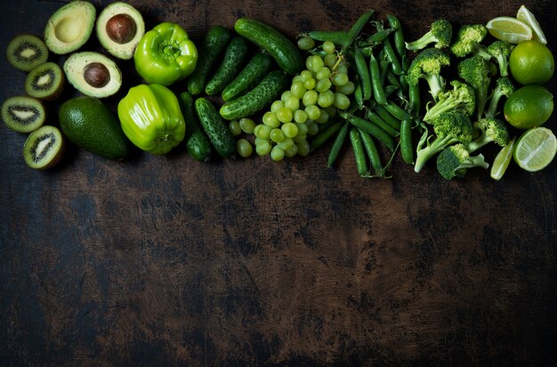 Fruits et légumes verts frais sur une table en bois