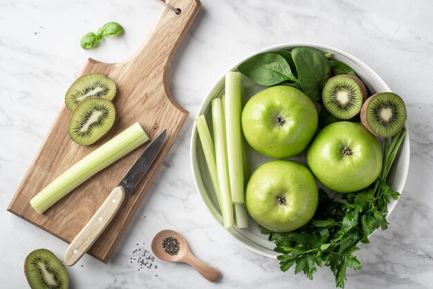 Fruits et légumes verts pour faire un smoothie détox.