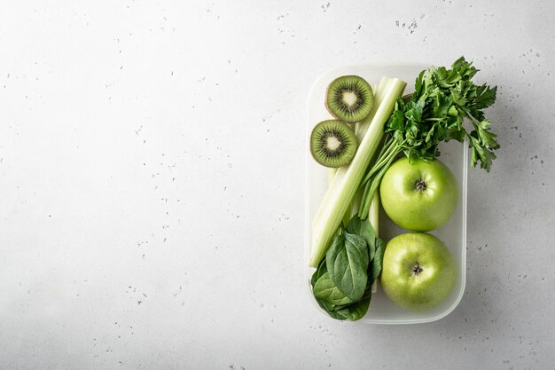 Fruits et légumes verts pour faire un smoothie détox.