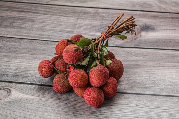 Fruits de litchi exotiques tropicaux juteux et sucrés