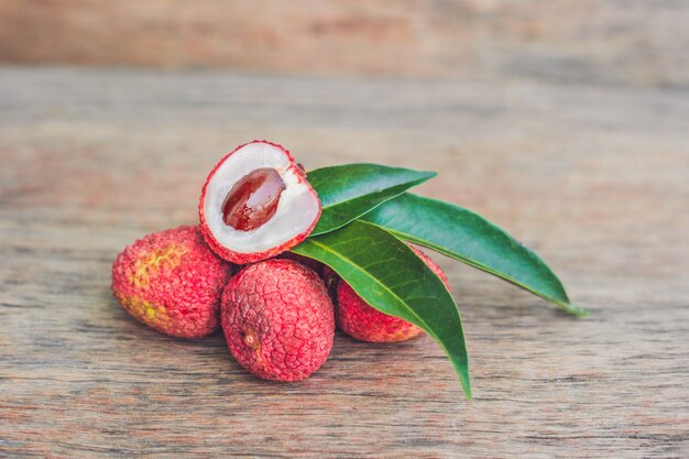 Fruits de litchi frais sur une table d'arrière-plan de vieux panneaux en bois