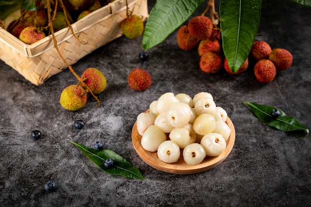 Fruits de litchi frais sur table en bois