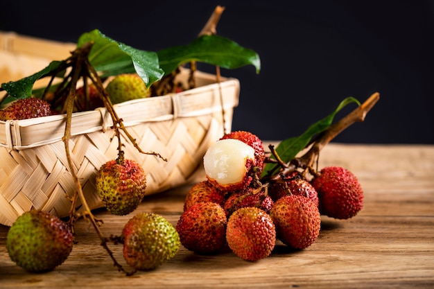 Fruits de litchi frais sur table en bois