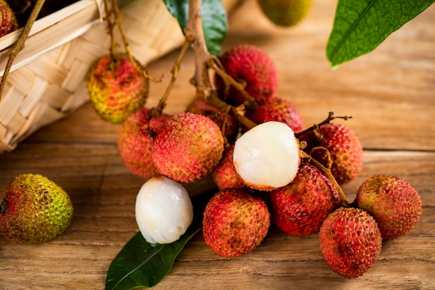 Fruits de litchi frais sur table en bois