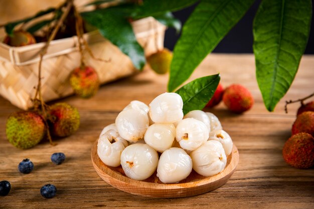 Fruits de litchi frais sur table en bois