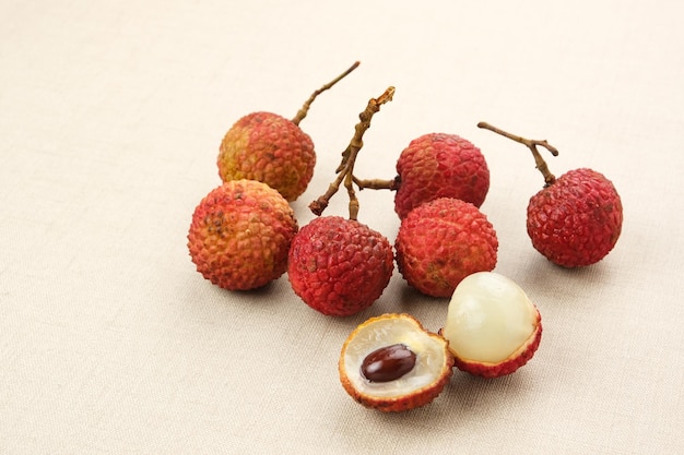 Fruits de litchis rouges frais et mûrs et litchis pelés