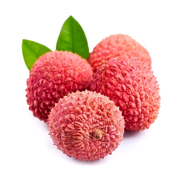 Fruits litchis sucrés avec des feuilles se bouchent sur un espace blanc.