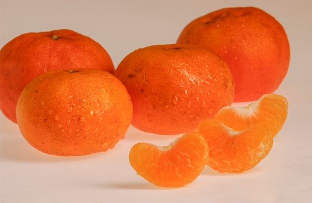 Fruits de mandarines sur fond blanc. agro-industrie brésilienne.