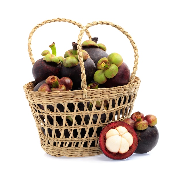 Fruits de mangoustan dans le panier isolé sur fond blanc