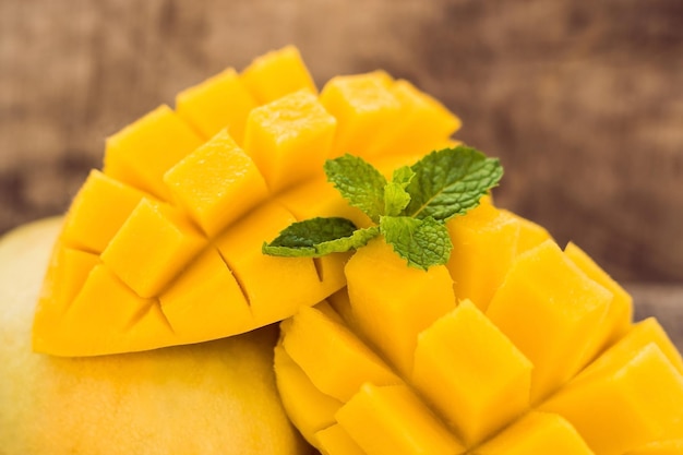 Fruits de mangue et cubes de mangue sur la table en bois