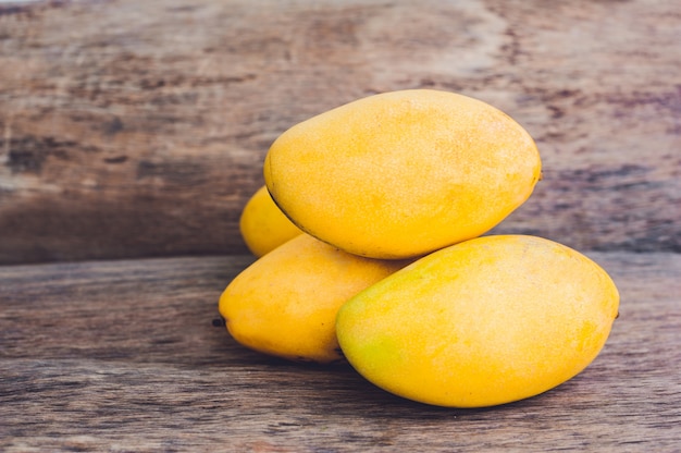 Fruits de mangue sur une table en bois