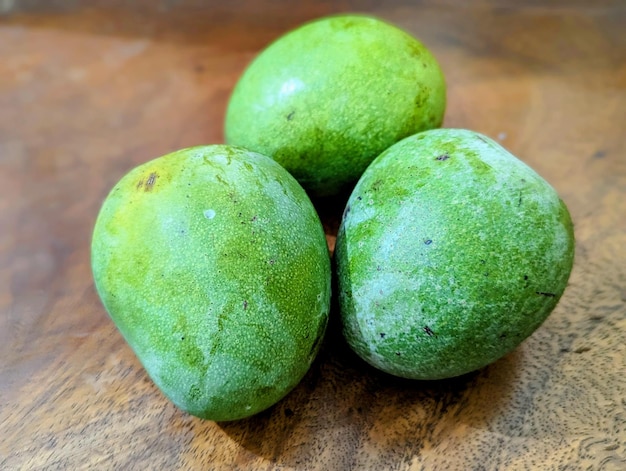 Fruits de mangue verte sur table