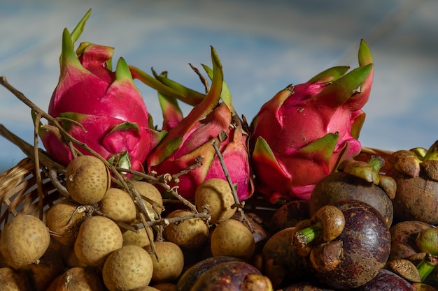 Fruits mélangés dans le panier avec une lumière douce