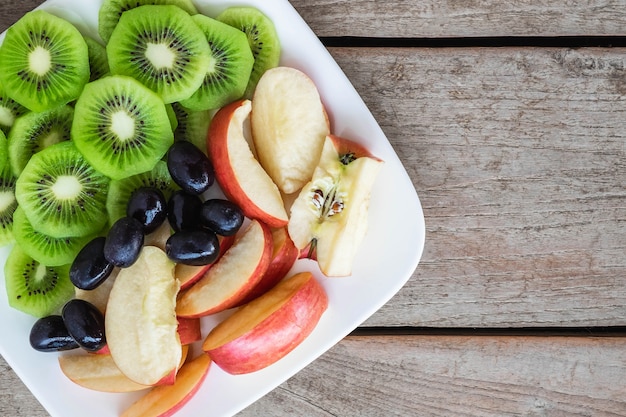 Fruits mélangés avec des pommes et du kiwi et des raisins sains