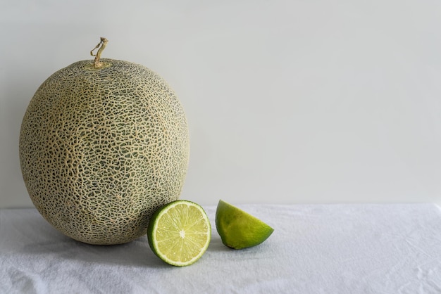 Fruits melon et citron vert sur fond blanc