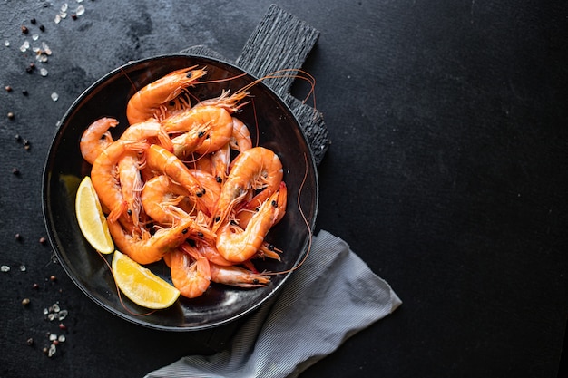 Fruits de mer crevettes fraîches crevettes cuites prêtes à manger servant sur assiette