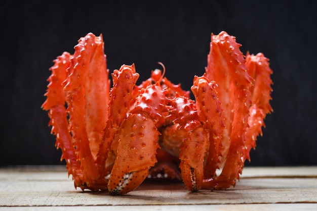 Fruits de mer cuits à la vapeur avec crabe royal hokkaido au crabe rouge de l’Alaska