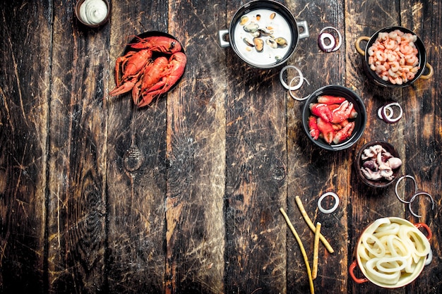 Fruits de mer dans des bols sur une table en bois.