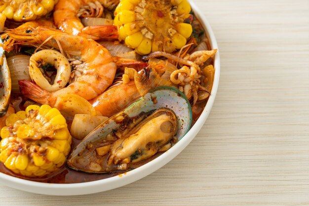 fruits de mer épicés au barbecue - crevettes, calmars, moules et maïs