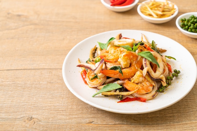 fruits de mer épicés sautés (Pad Cha Talay) - style thaïlandais