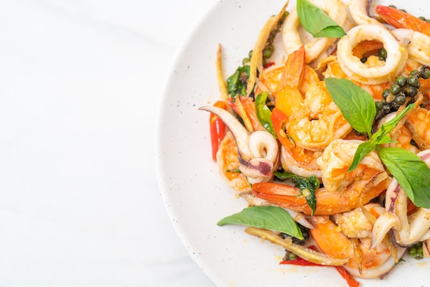 fruits de mer épicés sautés (Pad Cha Talay) - style thaïlandais