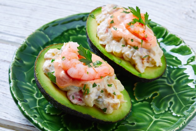 Fruits de mer fourrés à l&#39;avocat avec tapas aux crevettes