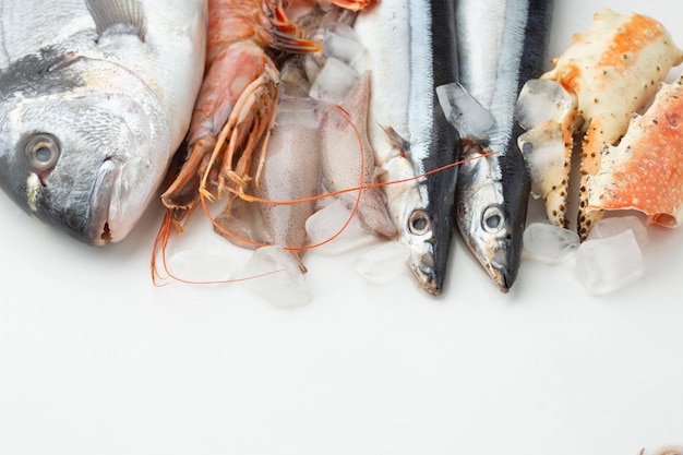 Fruits De Mer Frais à Angle élevé Avec Des Glaçons