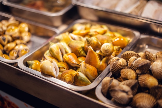 Fruits de mer frais au marché de rue