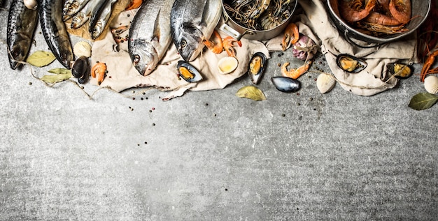 Fruits de mer frais. Crevettes, poissons et crustacés frais. Sur une table en pierre.