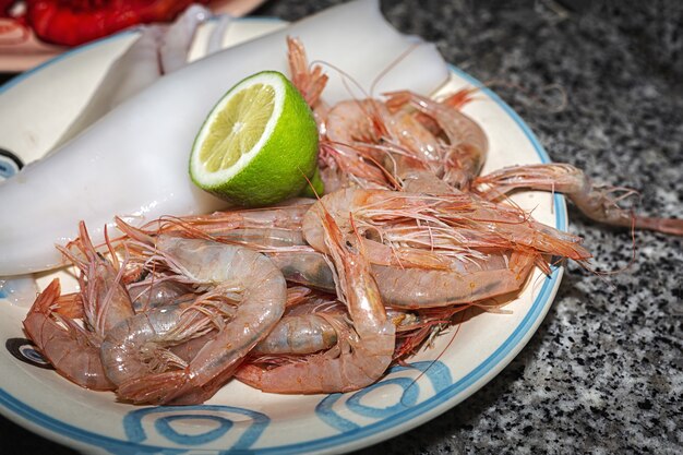 Fruits de mer frais crus prêts à cuire. Crevettes : Crevettes rouges ; Thon; poisson dorada, sardines. Concept de fruits de mer