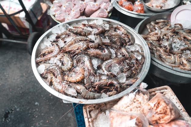 Fruits de mer frais dans un marché tropical, marché frais