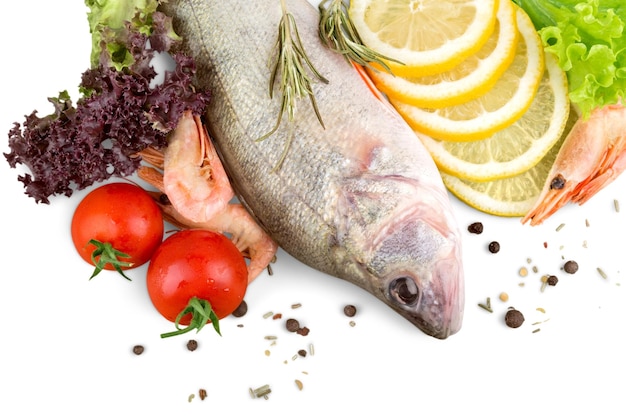 Fruits de mer frais avec légumes et citron isolé