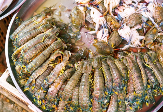 Fruits de mer frais sur le marché humide