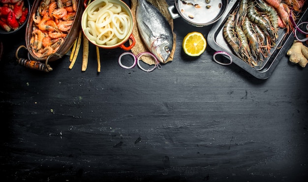 Fruits de mer frais variés sur le tableau noir.