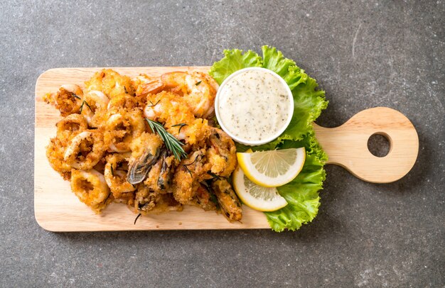 fruits de mer frits (calamars, crevettes, moules) avec sauce