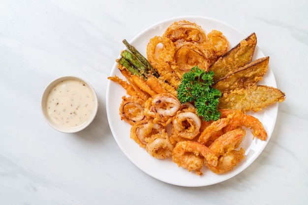 fruits de mer frits (crevettes et calamars) avec mélange de légumes - style alimentaire malsain