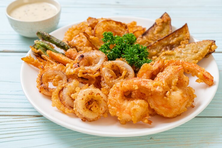 Photo fruits de mer frits (crevettes et calamars) avec mélange de légumes