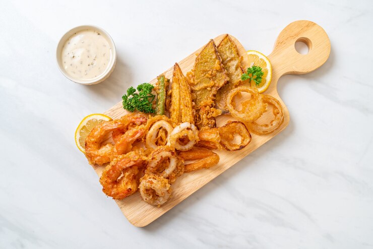 Photo fruits de mer frits (crevettes et calamars) avec mélange de légumes