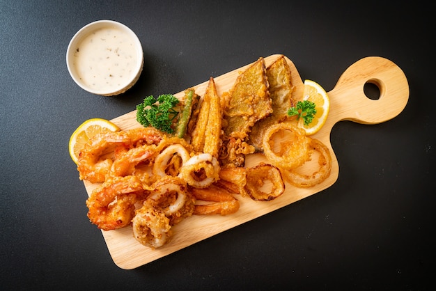 fruits de mer frits avec mélange de légumes