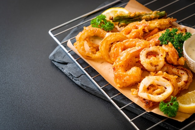 fruits de mer frits avec mélange de légumes