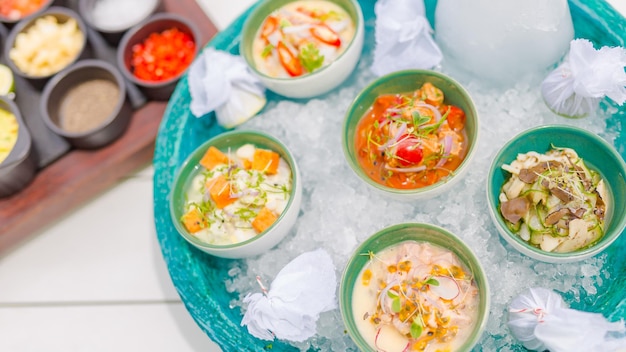 Fruits de mer gastronomiques Ceviche sur tableau blanc. Délicieux ceviche de crevettes aux légumes, épices