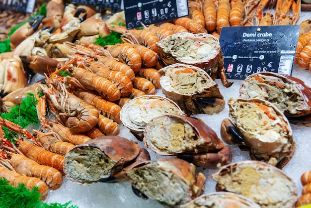 Fruits de mer sur glace au marché aux poissons, France